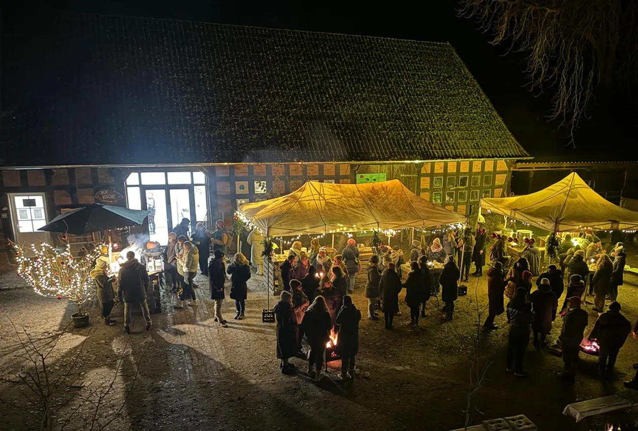 Abendliches Hoffest mit Lichtern und Feuerschale