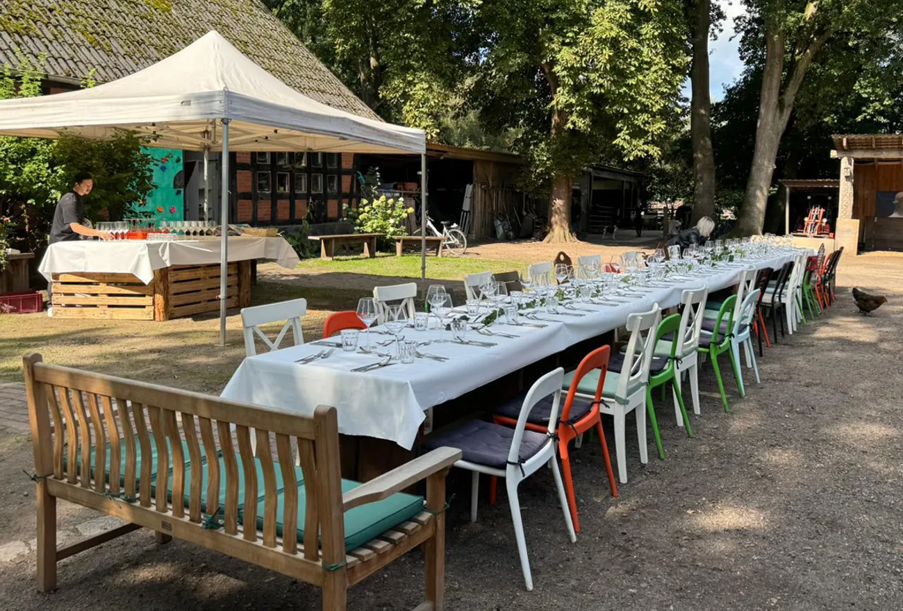 Lange festlich gedeckte Tafel unter Zeltdächern im Garten des Fabelhofs
